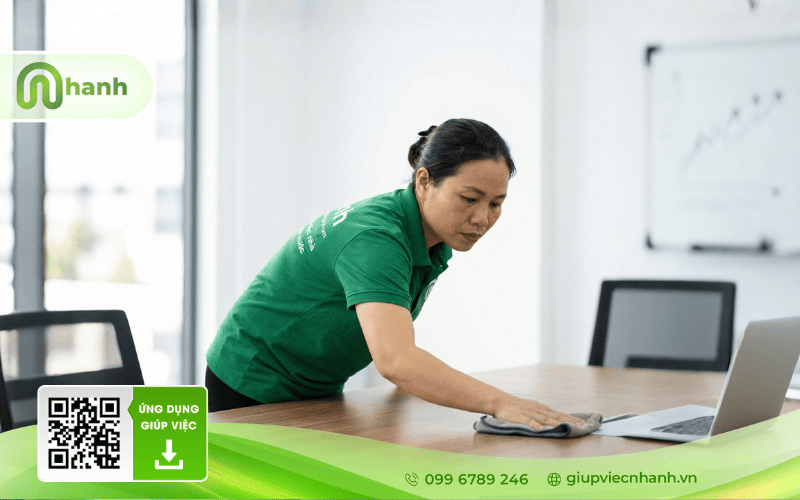 Người giúp việc nhà đang dọn dẹp nhà cửa tại khu vực quận 9