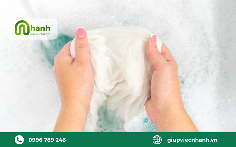 Vệ sinh màn hình tivi đúng cách