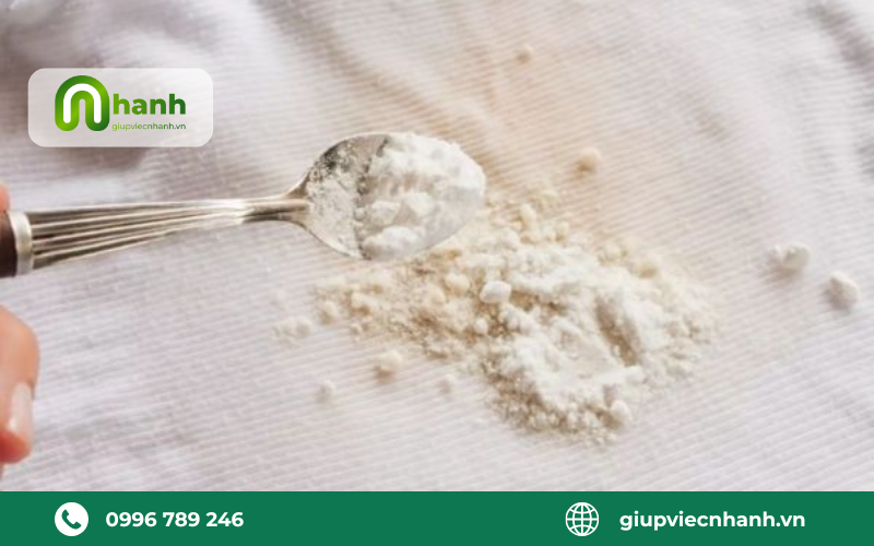 tẩy vết mốc trên quần áo bằng baking soda