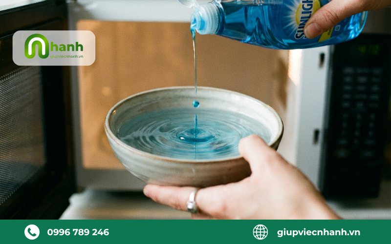 vệ sinh lò vi sóng bằng nước rửa chén