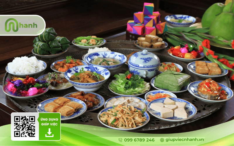 Mâm cỗ Tết miền Bắc tinh tế với bánh chưng xanh, xôi gấc, nem rán và giò lụa bày trên mâm đồng cổ truyền.