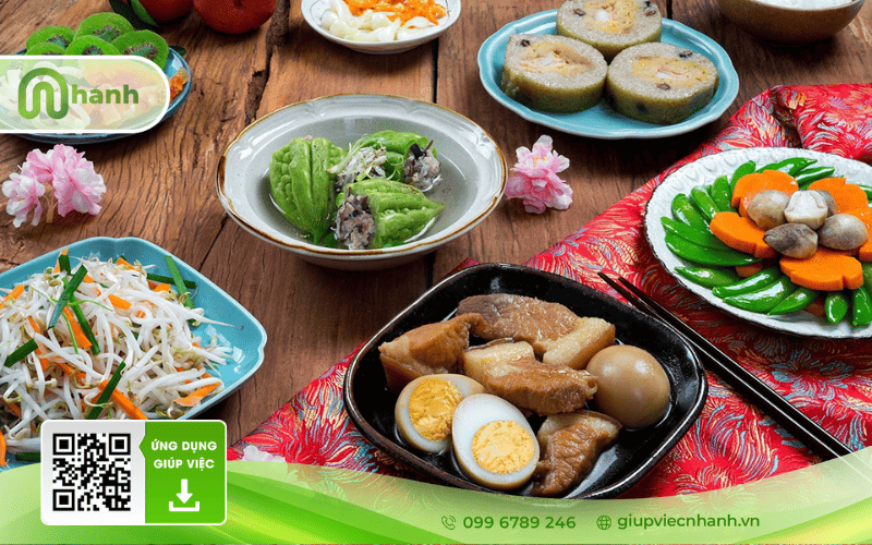 Mâm cỗ Tết miền Nam đặc trưng với thịt kho hột vịt, canh khổ qua rừng, bánh tét và dưa giá đậu nành.