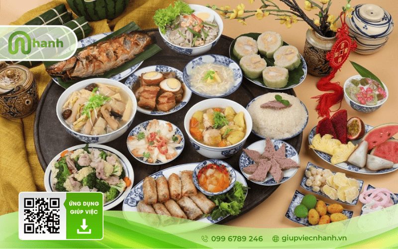 Mâm cơm Tết miền Trung đa dạng với bánh tét, nem chả, cá kho và các loại dưa món muối mặn mòi.