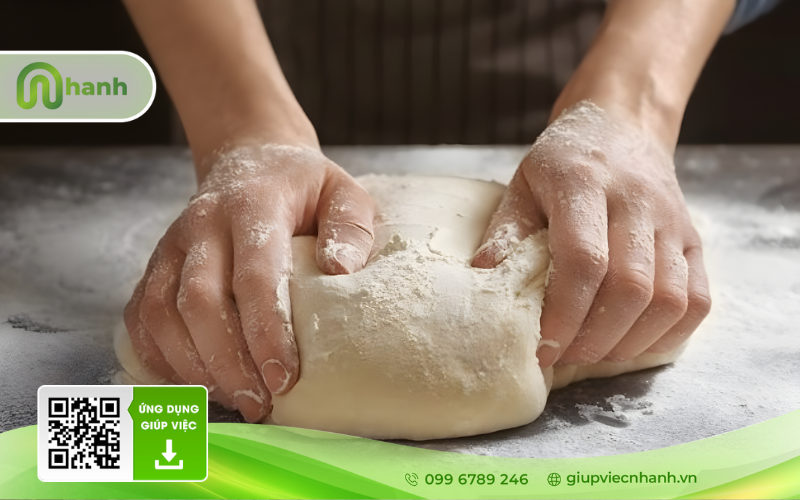 Nhào bột để làm bánh tiêu