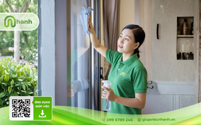 Nhân viên giúp việc nhanh đang lau dọn cửa kính
