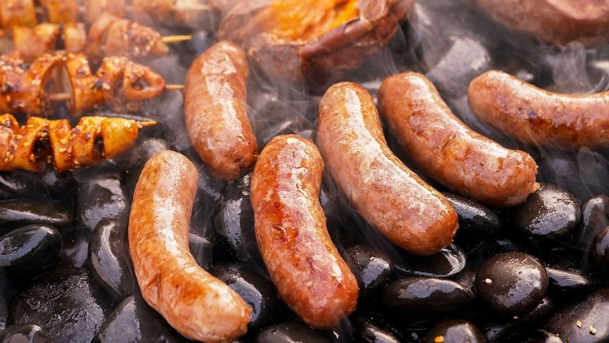 lạp xưởng nướng đá