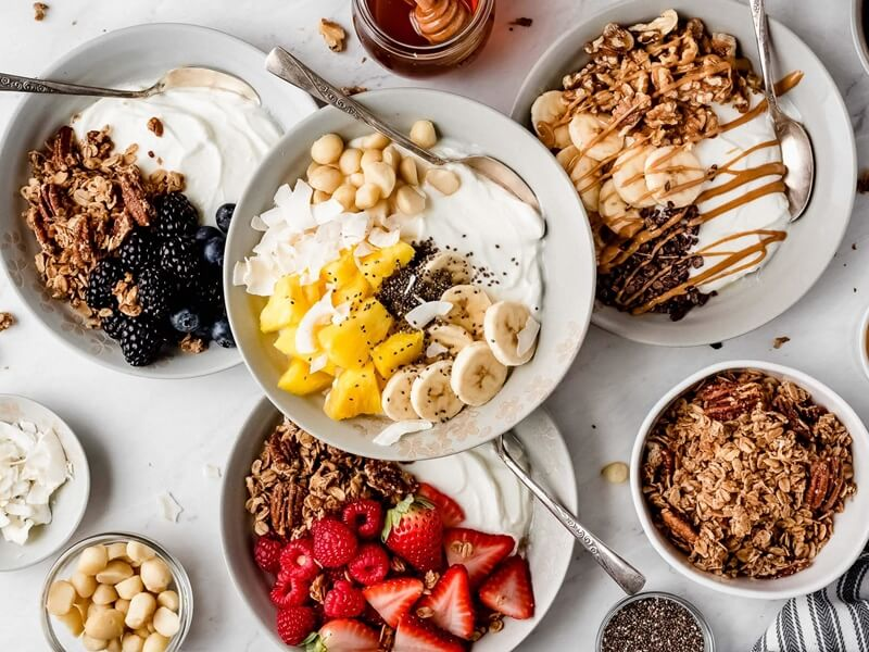 sữa chua hy lạp và trái cây sấy